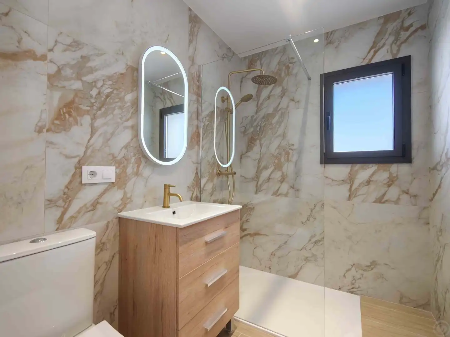 Badezimmer von Maisonette zum Verkauf in Empuriabrava mit Klimaanlage, Heizung und Terrasse