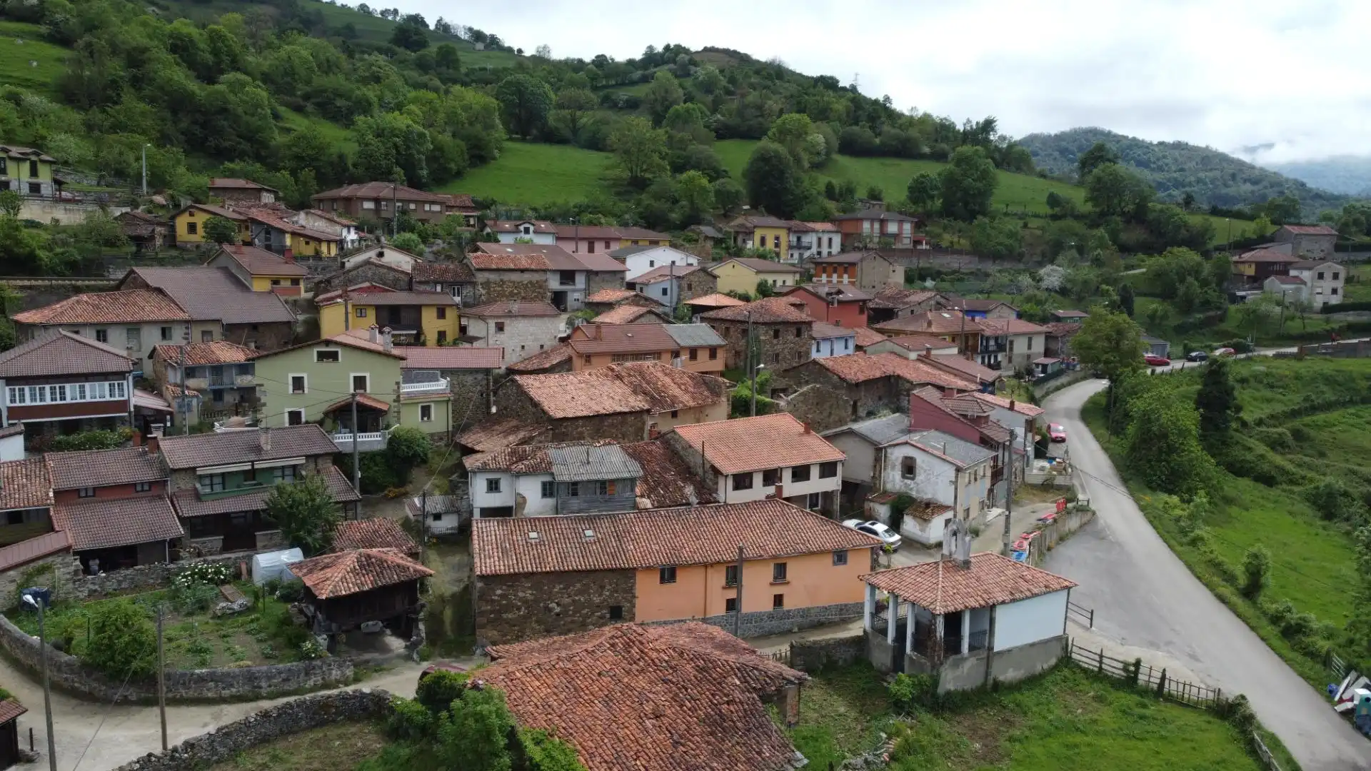 Vista exterior de Casa o xalet en venda en Lena amb Calefacció, Terrassa i Traster