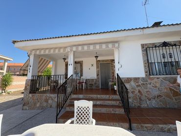 Villa con piscina in vendita a Calle Manzanares 24