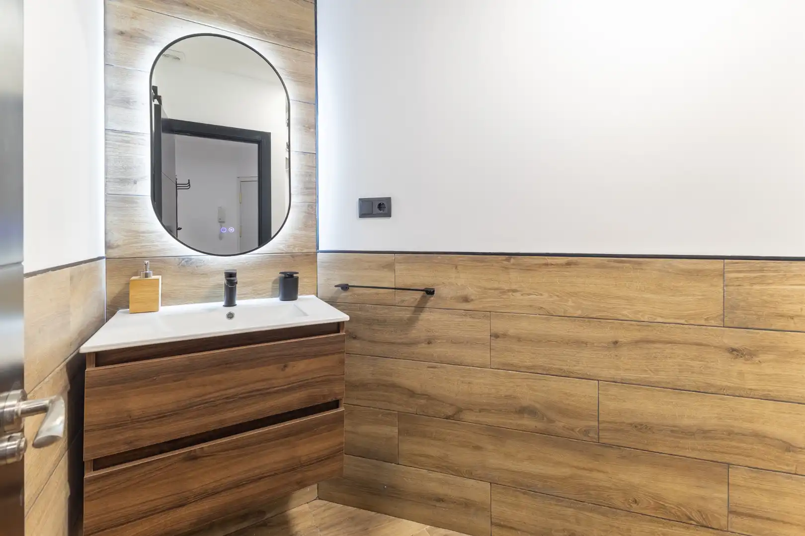 Bany de Apartament de lloguer en Madrid amb Aire condicionat, Calefacció i Moblat