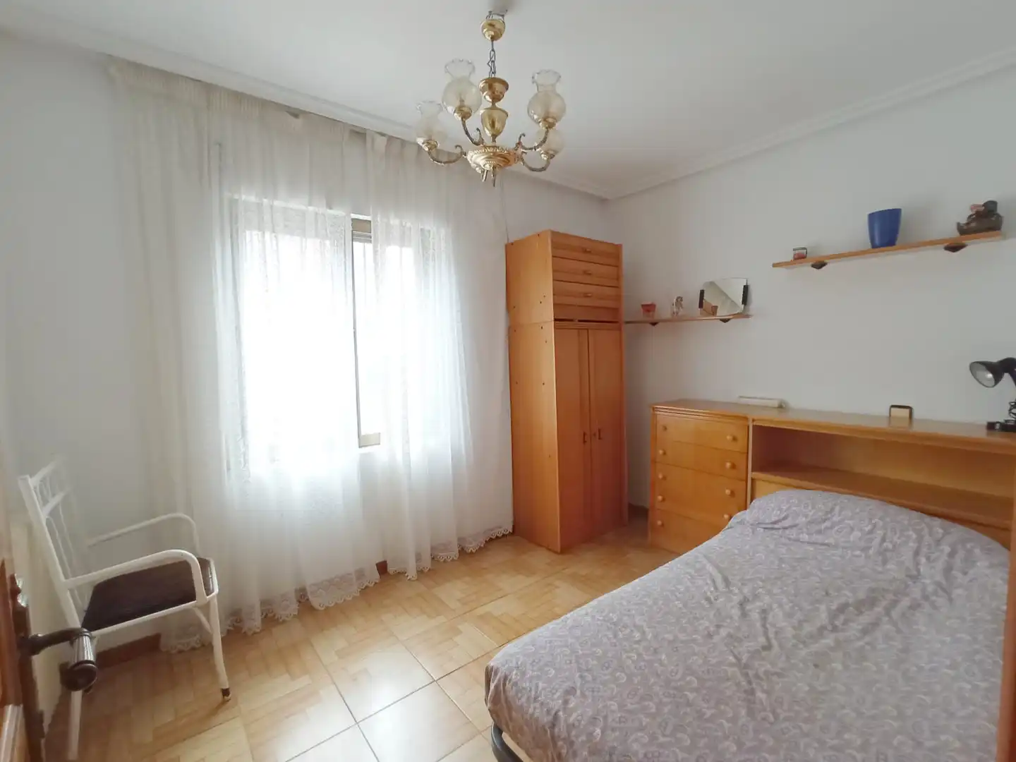 Dormitori de Casa adosada en venda en Burgos amb Jardí privat