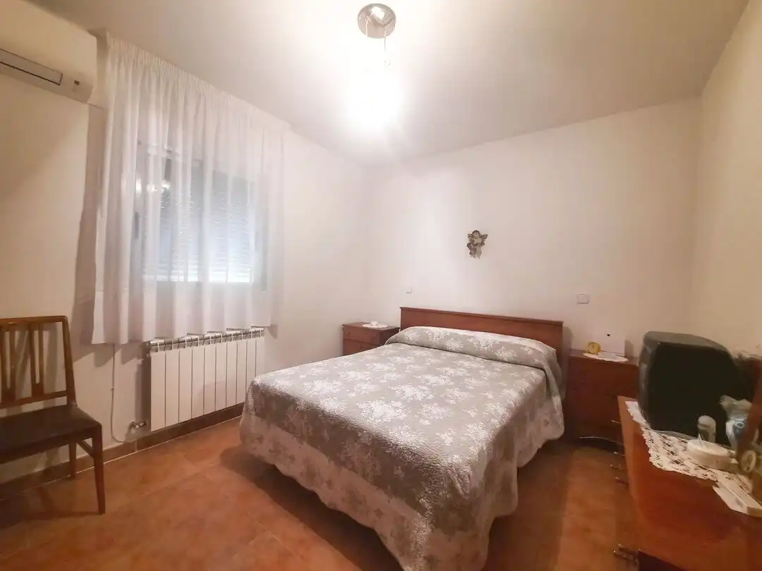 Habitación de Casa adosada en venta en Escalona con Aire acondicionado, Calefacción y Jardín privado