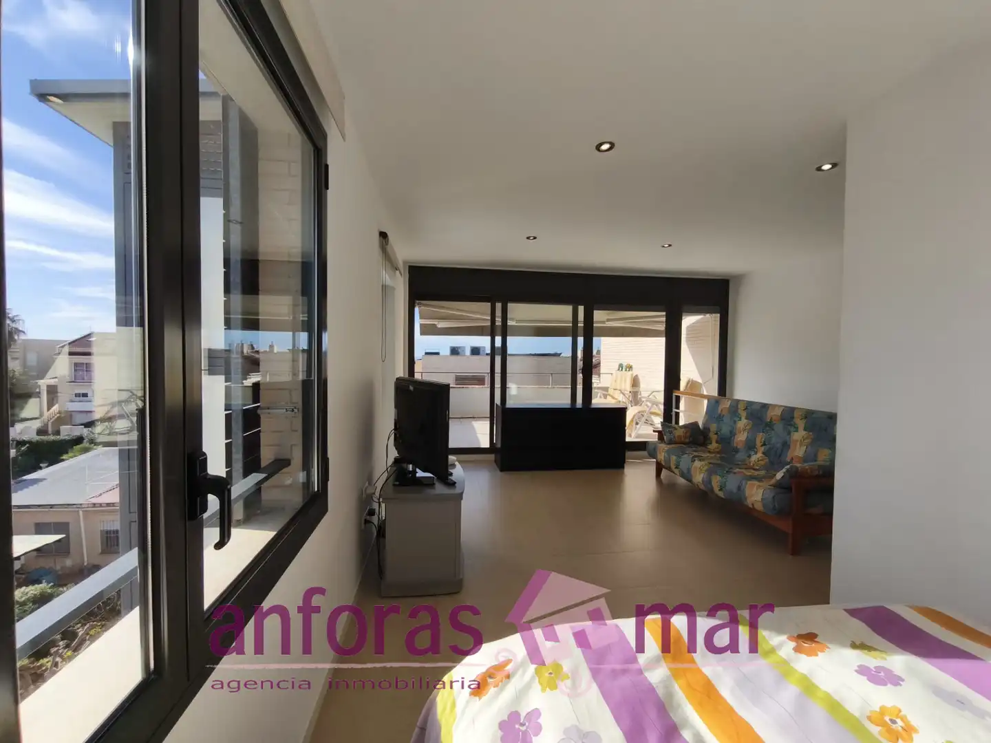 Sala de estar de Casa adosada en venta en Torredembarra con Aire acondicionado, Calefacción y Jardín privado
