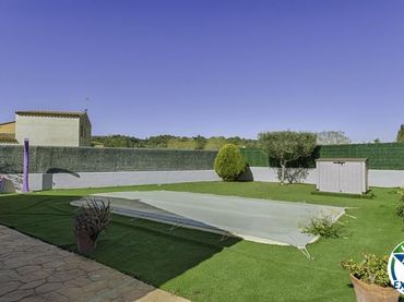 Casa con piscina en venta en Carrer Canigó