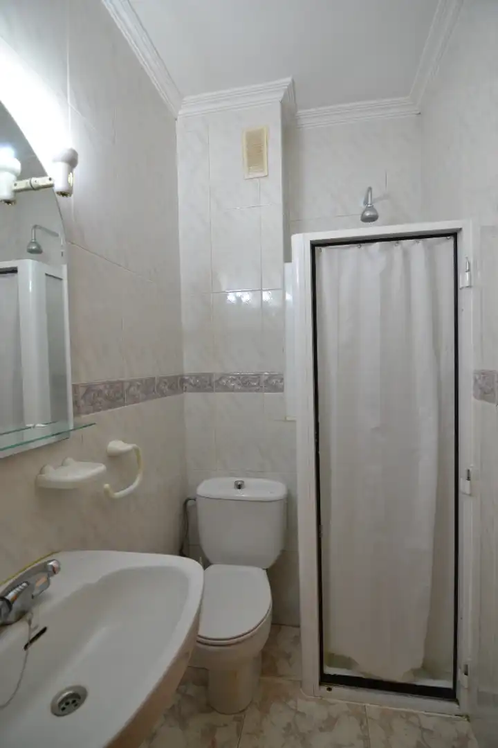 Baño de Piso en venta en Plasencia con Aire acondicionado, Terraza y Amueblado