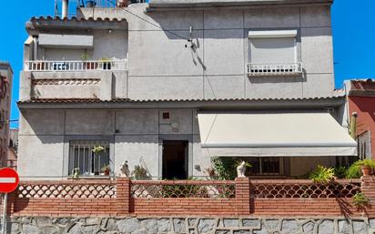 Vista exterior de Casa o xalet en venda en Rubí amb Calefacció, Terrassa i Traster