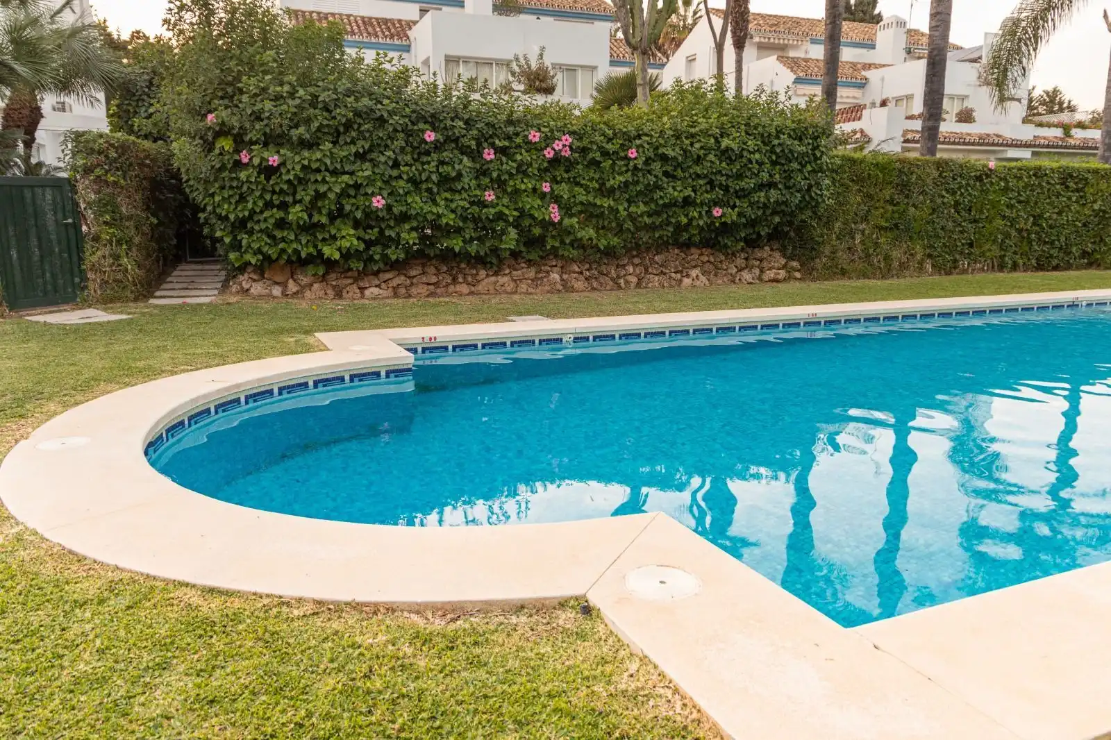 Piscina de Casa adosada en venda en Marbella amb Aire condicionat, Jardí privat i Moblat