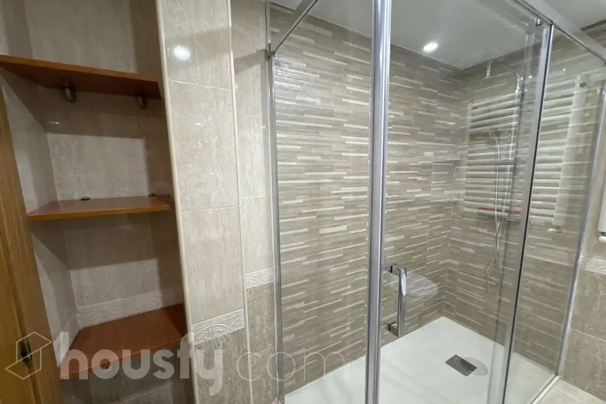 Baño de Piso de alquiler en Alcalá de Henares con Aire acondicionado, Calefacción y Parquet