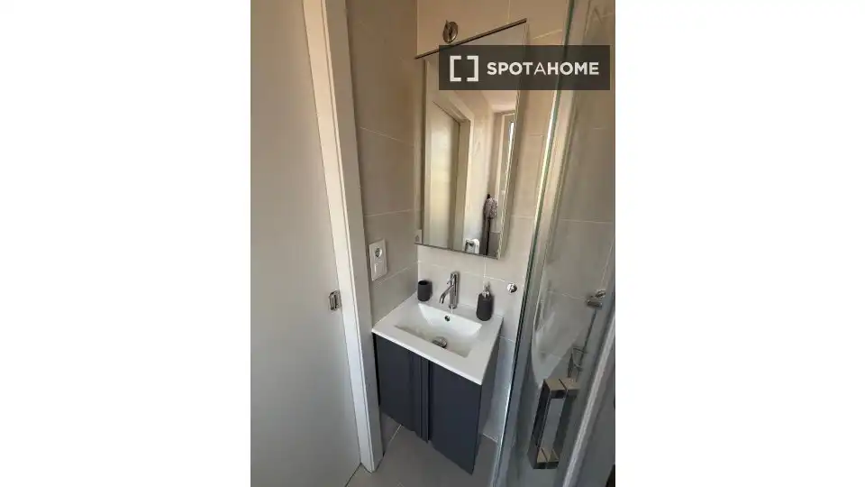 Bathroom of Flat for rent in Barcelona  with Air Conditioner, Heating and Furnished
