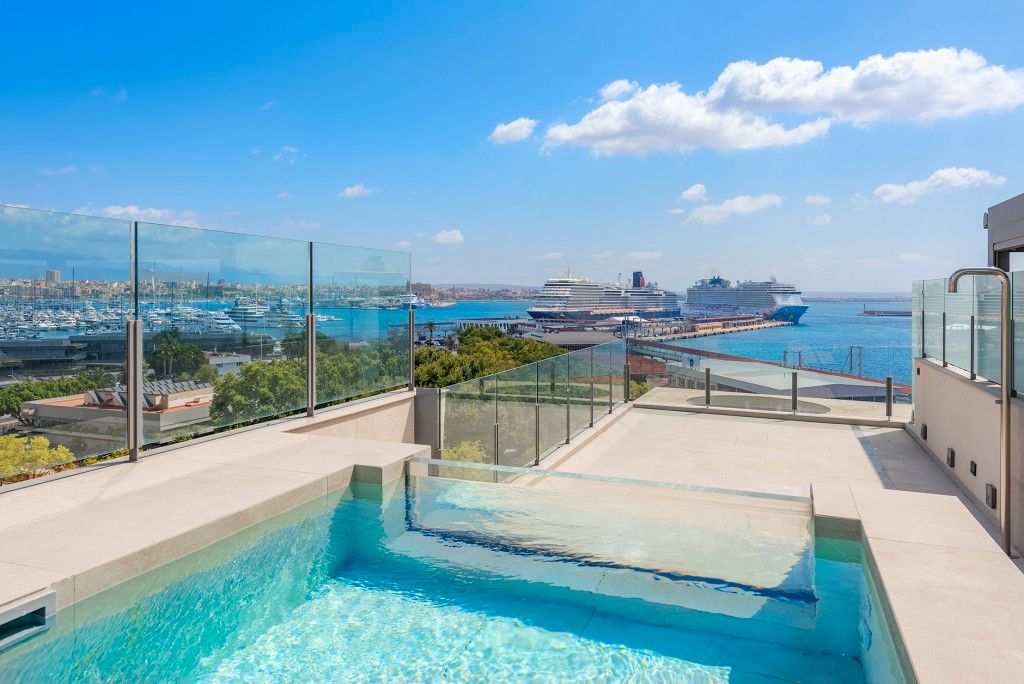 Swimming pool of Attic for sale in  Palma de Mallorca  with Air Conditioner, Terrace and Storage room
