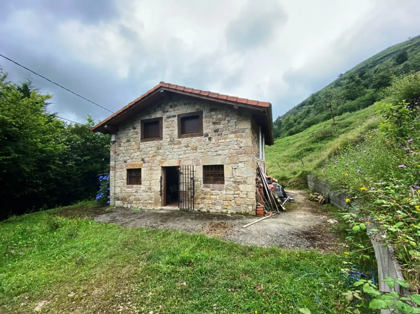 Vista exterior de Casa o xalet en venda en Mazcuerras amb Calefacció