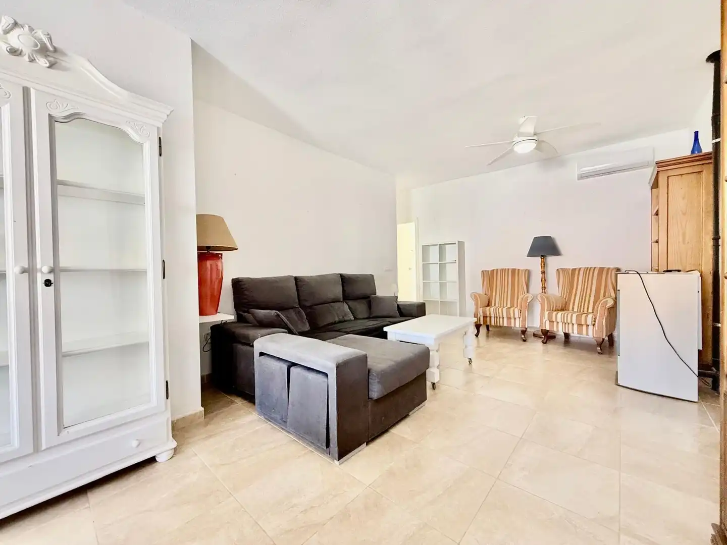 Sala d'estar de Casa o xalet en venda en Orihuela amb Aire condicionat, Jardí privat i Terrassa