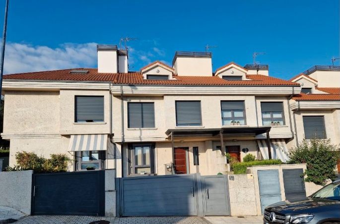 Vista exterior de Casa adosada en venda en Vigo  amb Jardí privat, Parquet i Terrassa