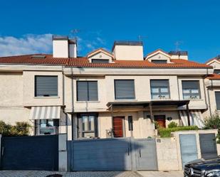 Vista exterior de Casa adosada en venda en Vigo  amb Jardí privat, Parquet i Terrassa