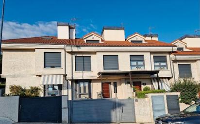 Vista exterior de Casa adosada en venda en Vigo  amb Terrassa i Balcó