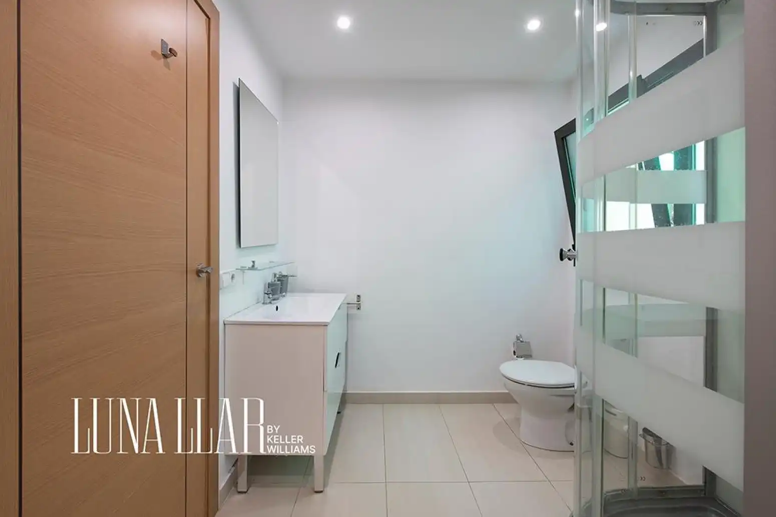 Bathroom of Houses for sale in Castelldefels  with Air Conditioner, Heating and Parquet flooring