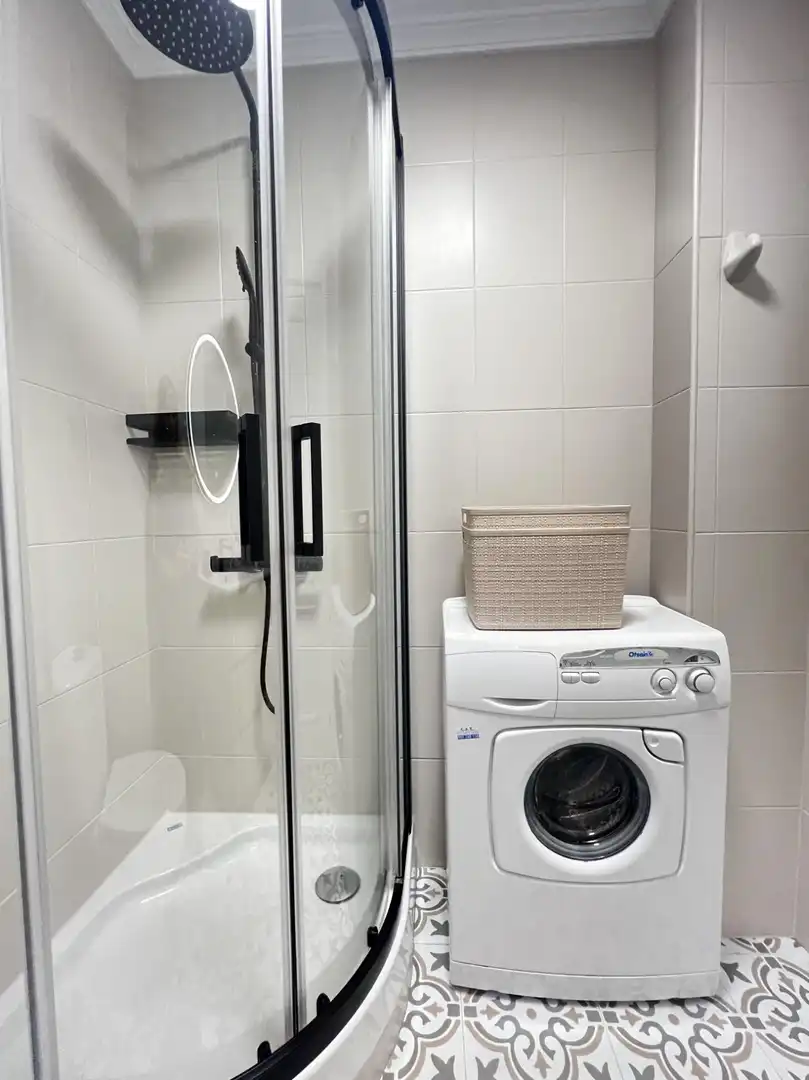 Bany de Apartament de lloguer en Fuengirola amb Aire condicionat, Calefacció i Jardí privat