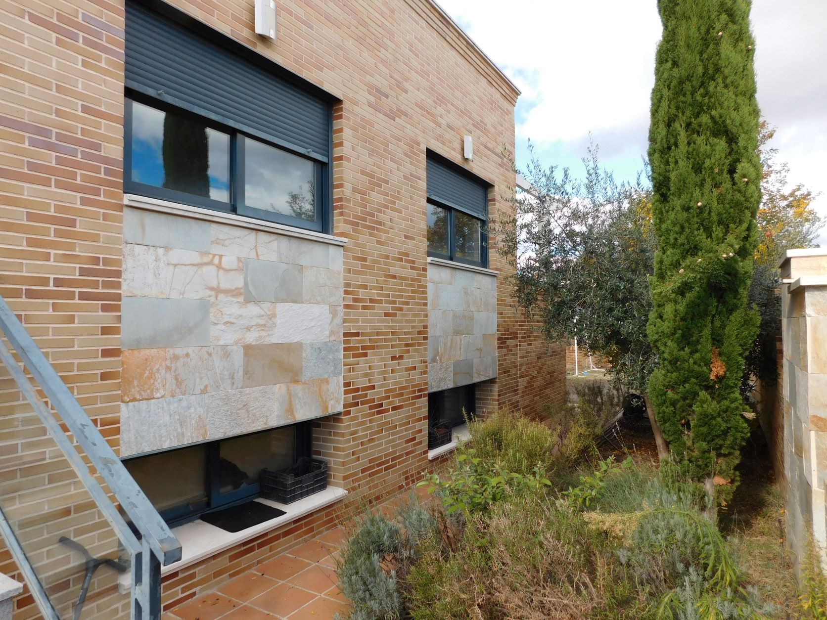 Vista exterior de Casa o xalet en venda en Villanueva de la Cañada amb Aire condicionat, Calefacció i Jardí privat