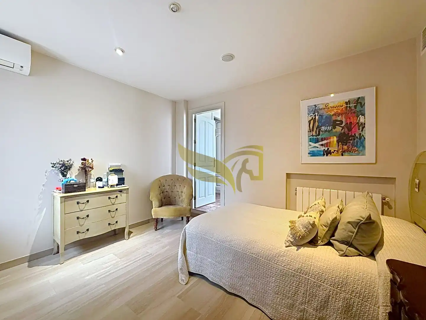Schlafzimmer von Einfamilien-Reihenhaus zum Verkauf in Sevilla mit Klimaanlage, Heizung und Privatgarten