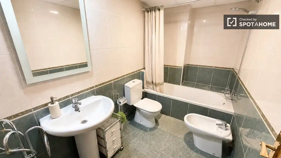 Bathroom of Flat for share in Valencia  with Air Conditioner, Heating and Furnished