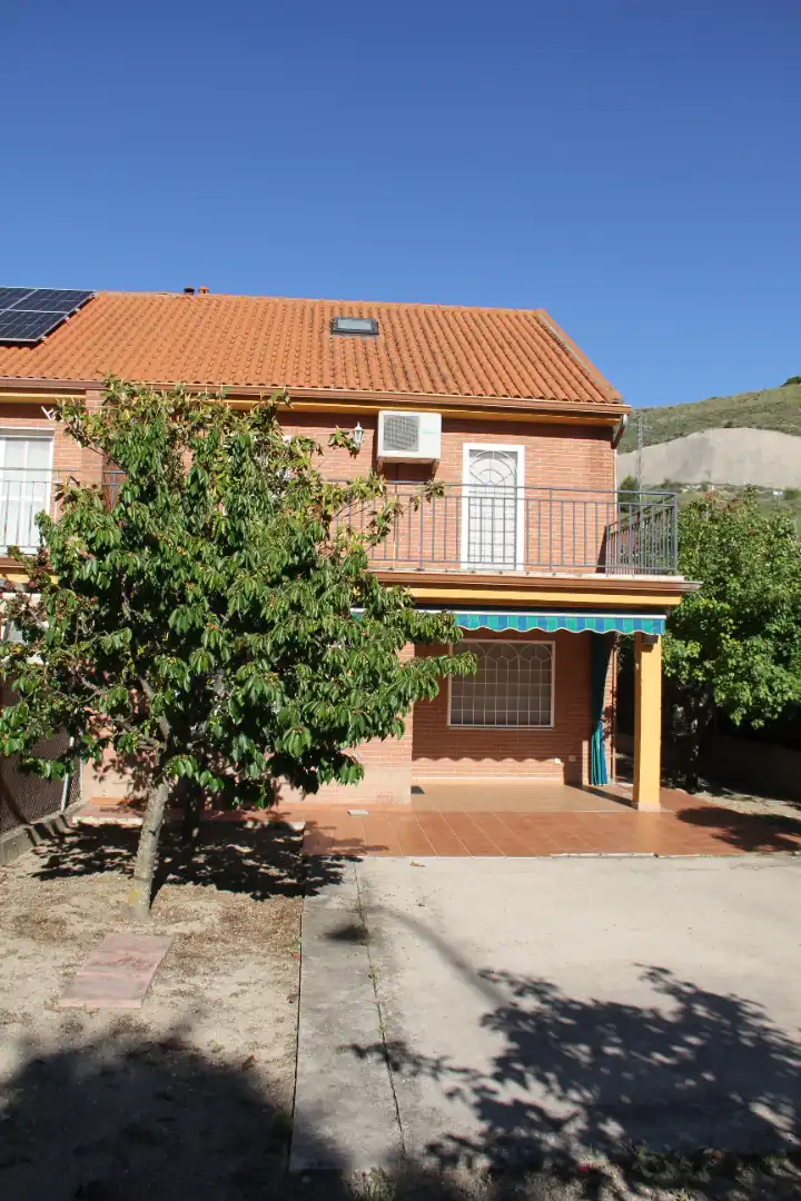 Außenansicht von Haus oder Chalet zum Verkauf in Villalbilla mit Klimaanlage, Heizung und Privatgarten