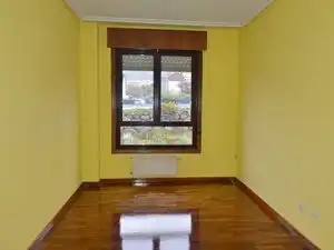 Dormitori de Pis en venda en Oviedo  amb Calefacció
