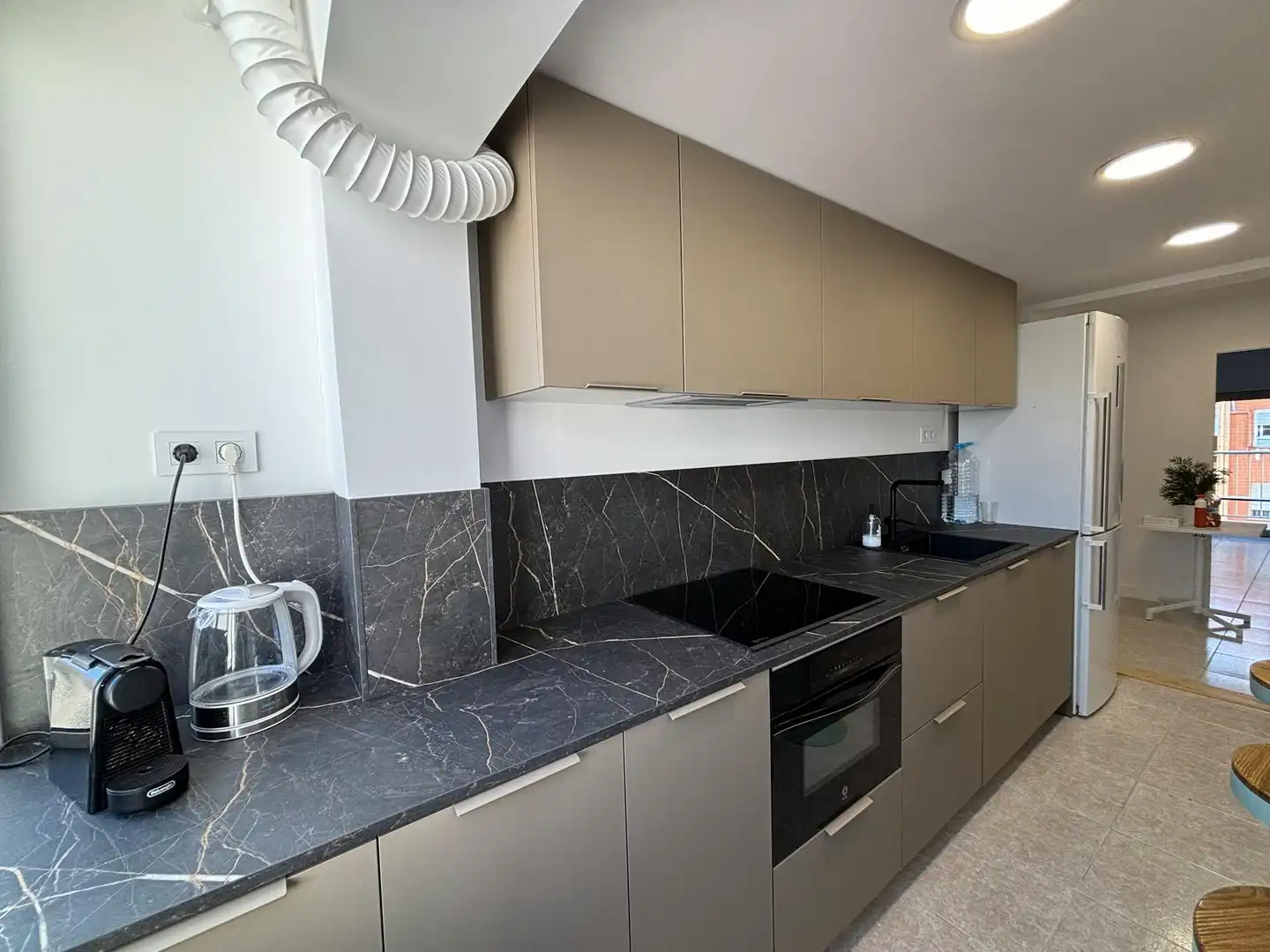 Küche von Wohnung zur untervermieten in Valencia mit Klimaanlage, Heizung und Waschmaschine