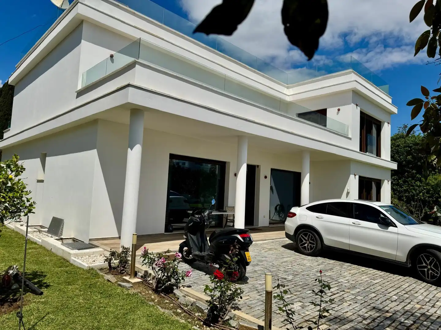 Vista exterior de Casa o xalet de lloguer en Marbella amb Aire condicionat, Calefacció i Jardí privat