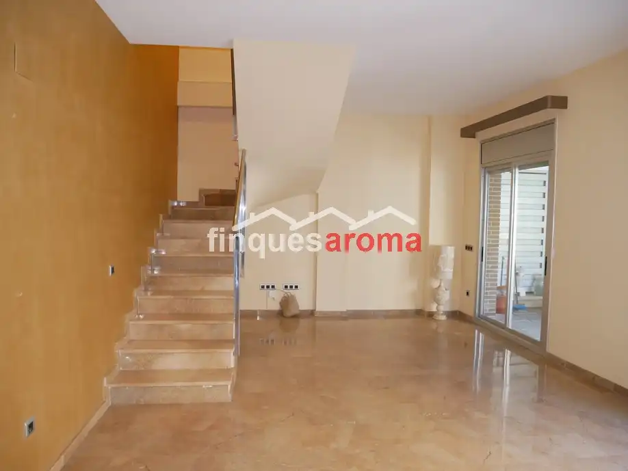 Maisonette zum Verkauf in Tarragona mit Klimaanlage, Heizung und Ofen