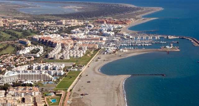 Vista exterior de Edifici en venda en Roquetas de Mar amb Piscina comunitària