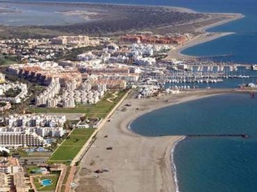 Hotel con piscina en venta en Roquetas de Mar ciudad