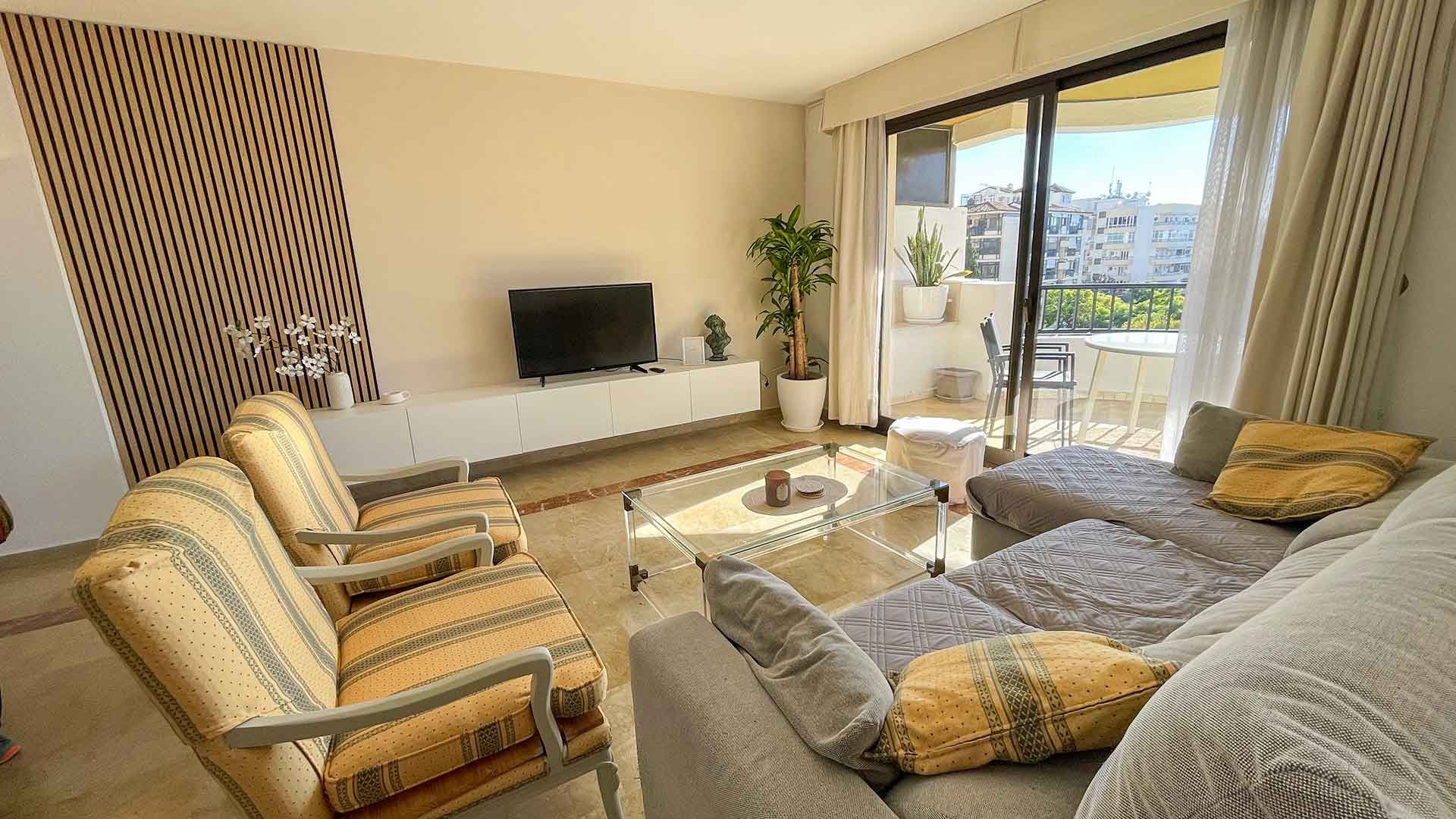 Sala d'estar de Apartament de lloguer en Marbella amb Aire condicionat, Terrassa i Moblat