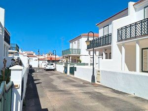 Vista exterior de Casa adosada en venda en Arico amb Aire condicionat, Terrassa i Traster