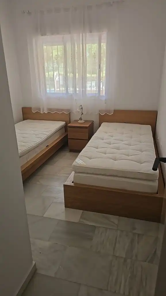 Dormitori de Apartament de lloguer en Marbella amb Aire condicionat, Calefacció i Jardí privat