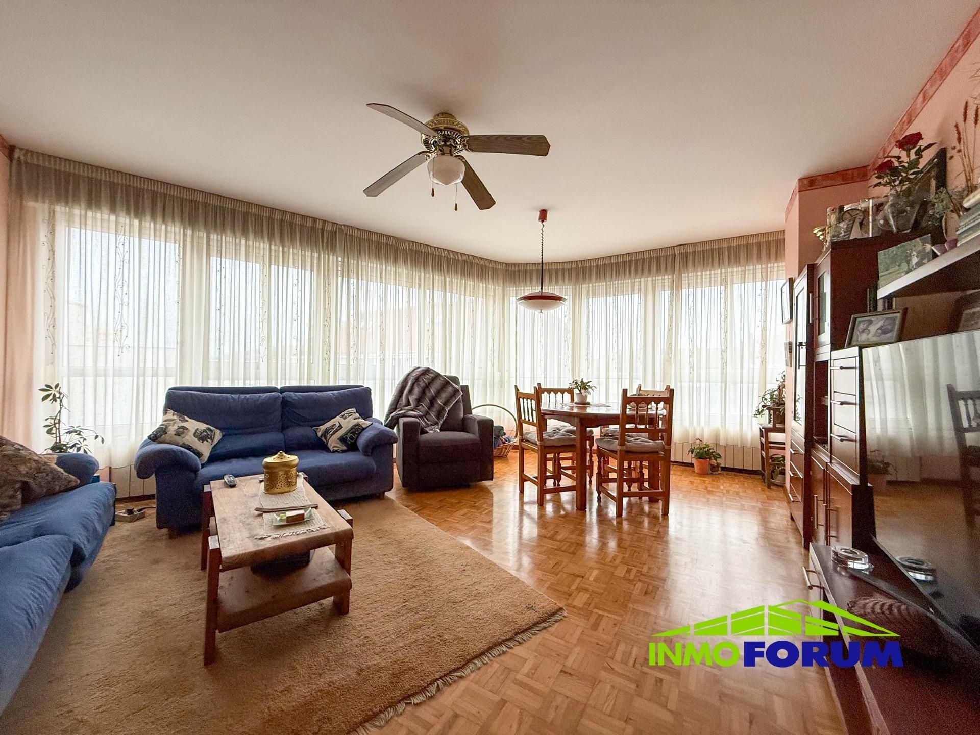 Living room of Flat for sale in A Coruña Capital   with Jacuzzi