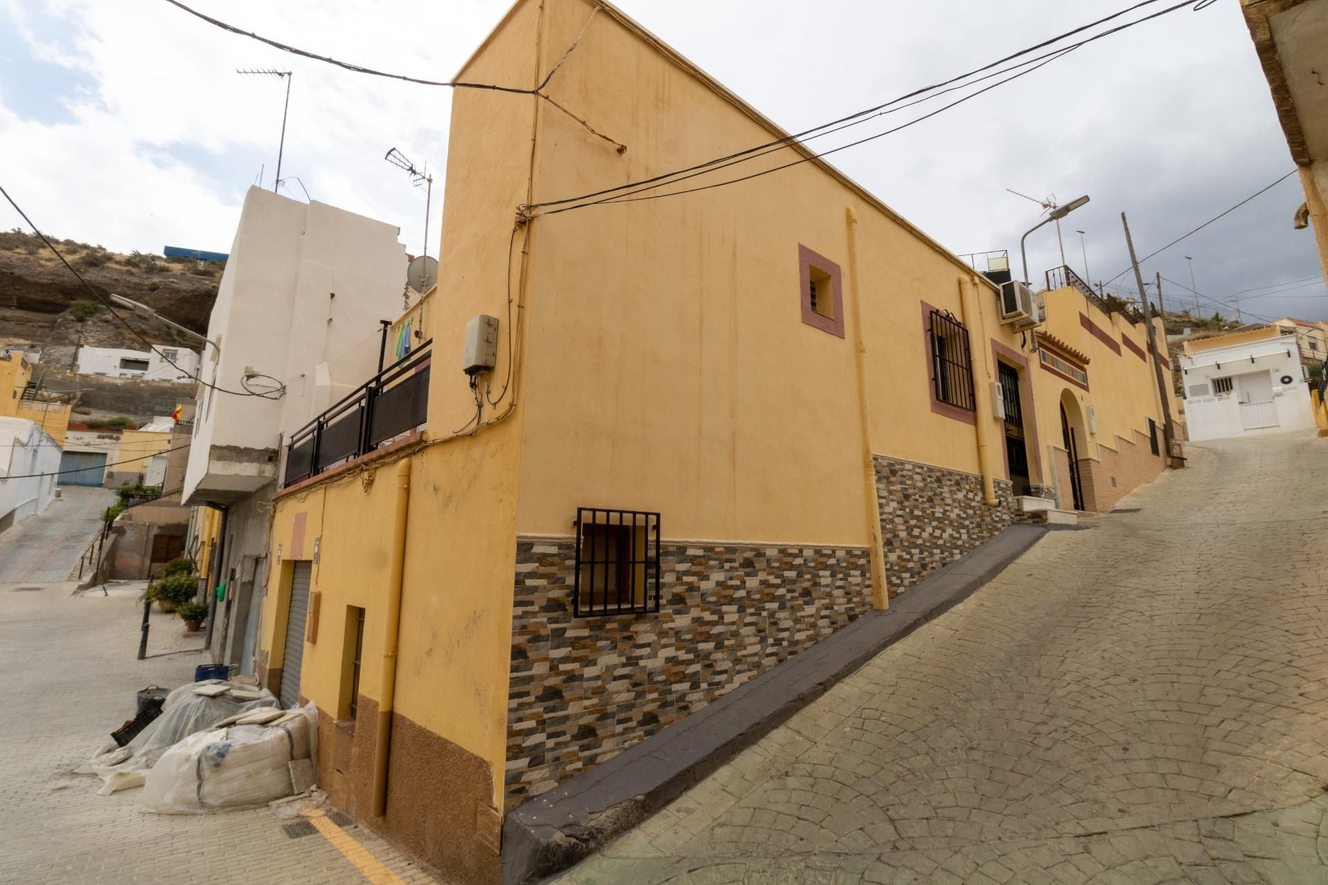 Vista exterior de Casa o xalet en venda en Gádor amb Aire condicionat, Jardí privat i Terrassa