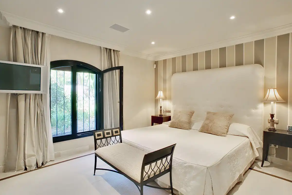 Schlafzimmer von Erdgeschoss zur Miete in Marbella mit Klimaanlage, Terrasse und Schwimmbad