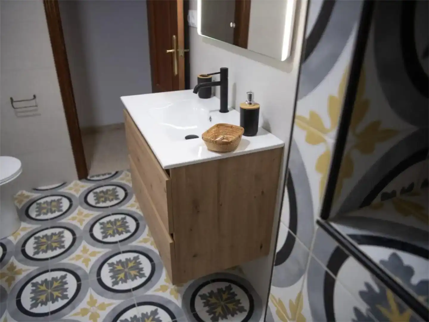 Bathroom of Detached homes for rent in Umbrete  with Air Conditioner, Parquet flooring and Furnished