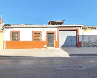 Vista exterior de Casa adosada en venda en Linares amb Forn