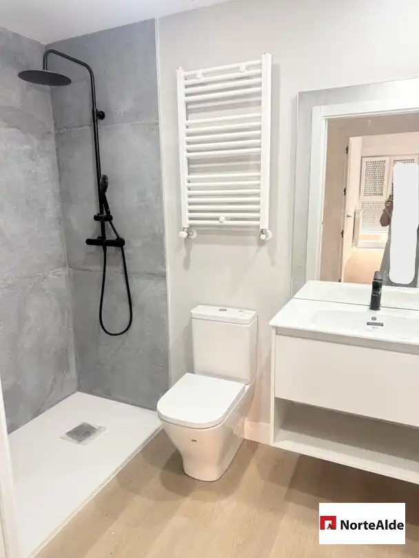 Bathroom of Flat for sale in Barakaldo   with Heating