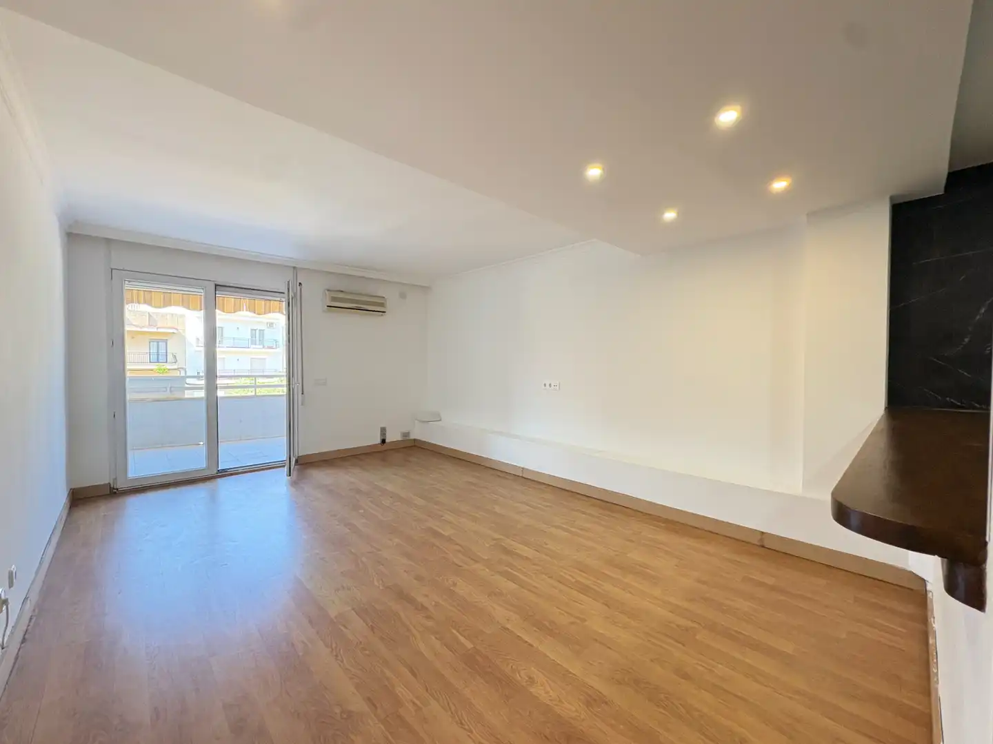 Sala d'estar de Apartament en venda en Roses amb Aire condicionat, Terrassa i Balcó
