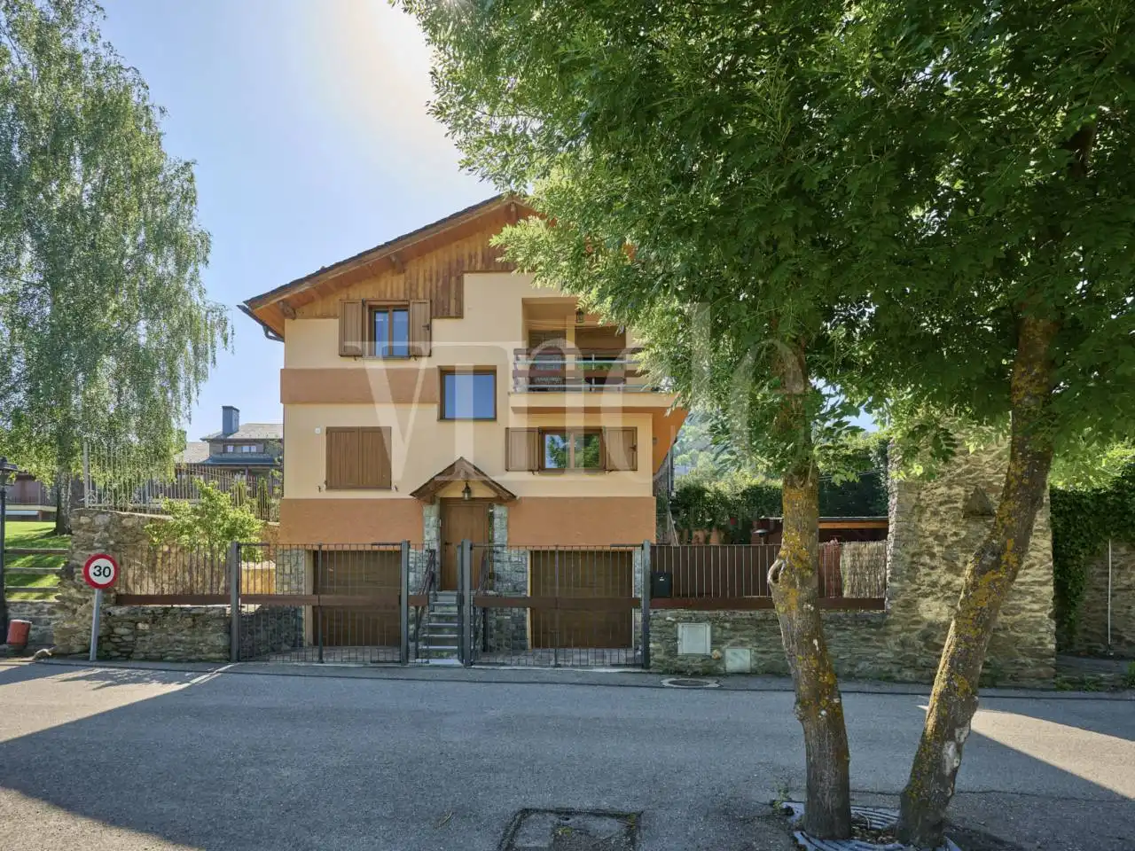 Vista exterior de Casa o xalet en venda en Fontanals de Cerdanya amb Calefacció, Jardí privat i Parquet