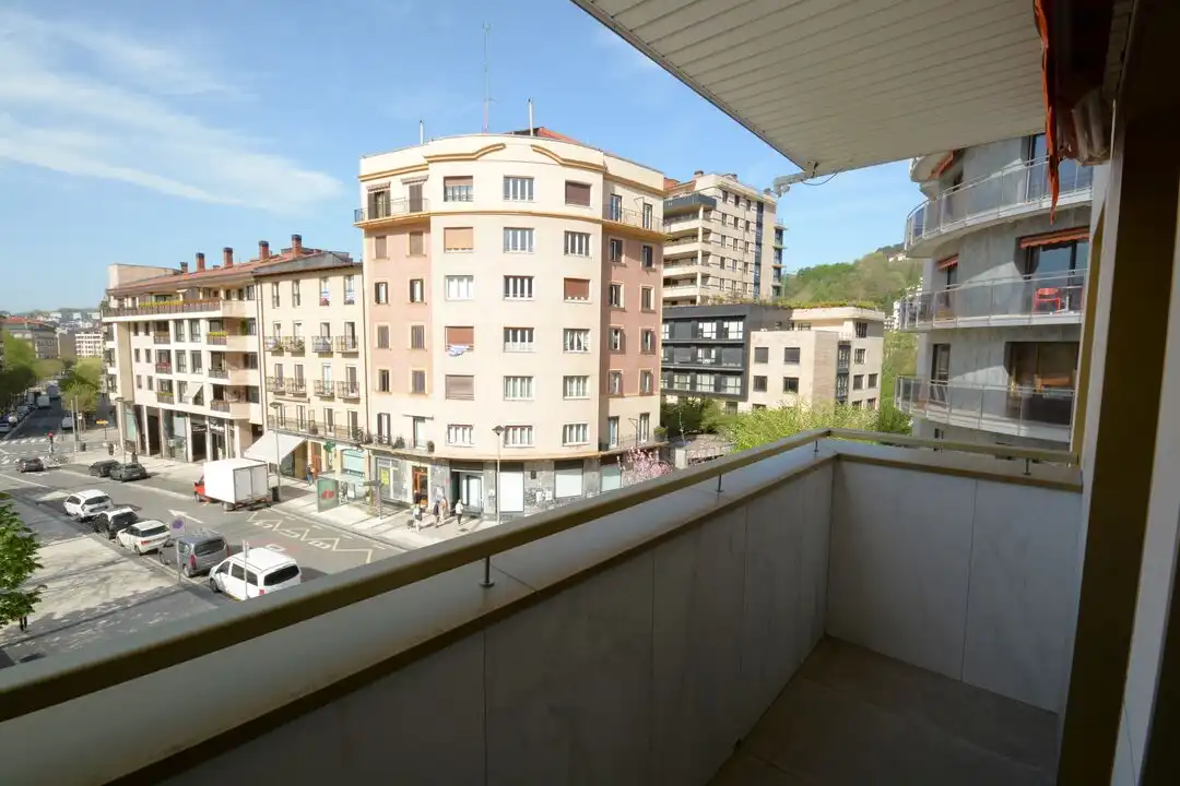 Vista exterior de Pis en venda en Donostia - San Sebastián  amb Calefacció, Traster i Balcó