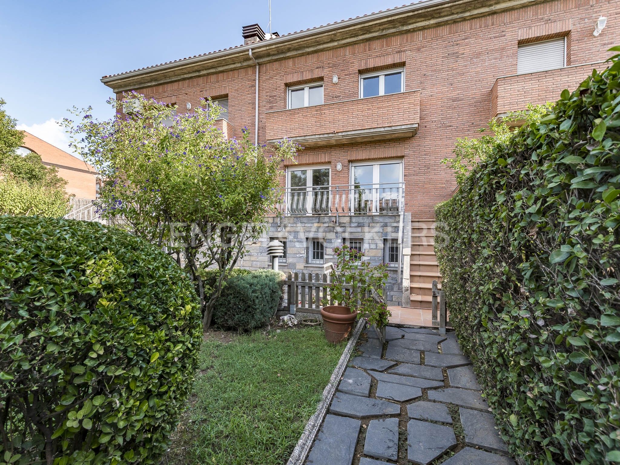 Vista exterior de Casa o xalet de lloguer en Granollers amb Aire condicionat, Calefacció i Jardí privat
