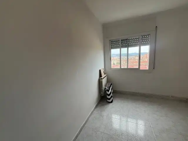 Schlafzimmer von Wohnung zum Verkauf in Salt mit Heizung