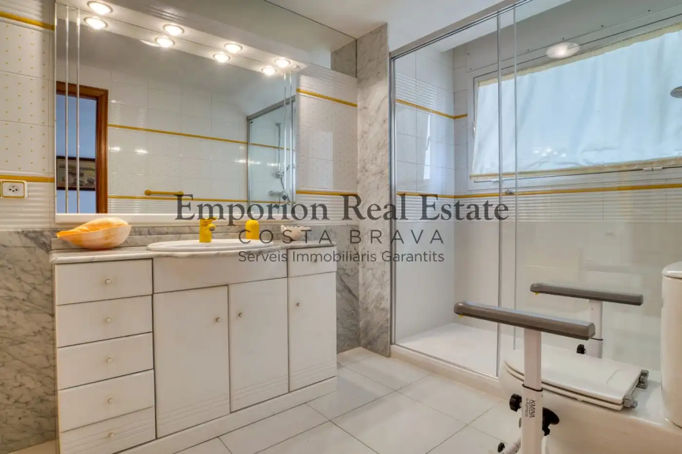 Bathroom of Flat for rent in Palamós  with Air Conditioner, Terrace and Furnished