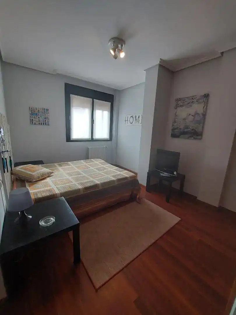 Schlafzimmer von Dachboden zur Miete in Castro-Urdiales mit Parkett, Schwimmbad und Möbliert