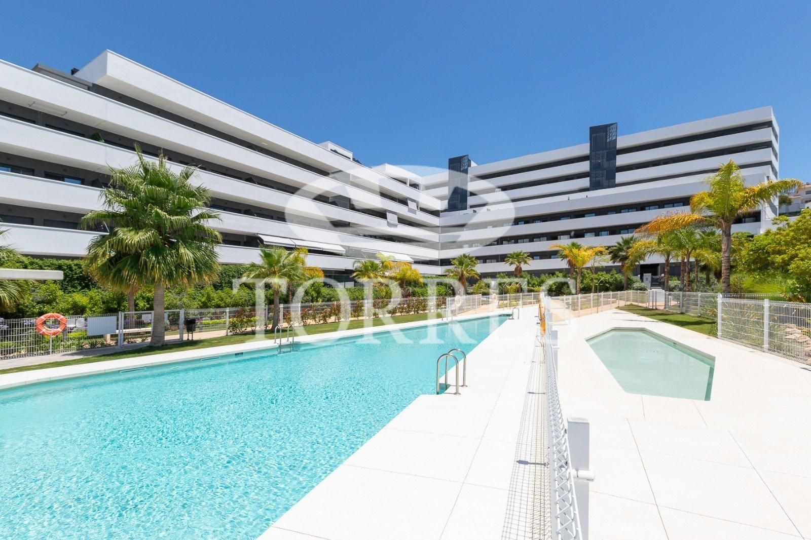 Piscina de Apartament de lloguer en Estepona amb Aire condicionat, Terrassa i Moblat