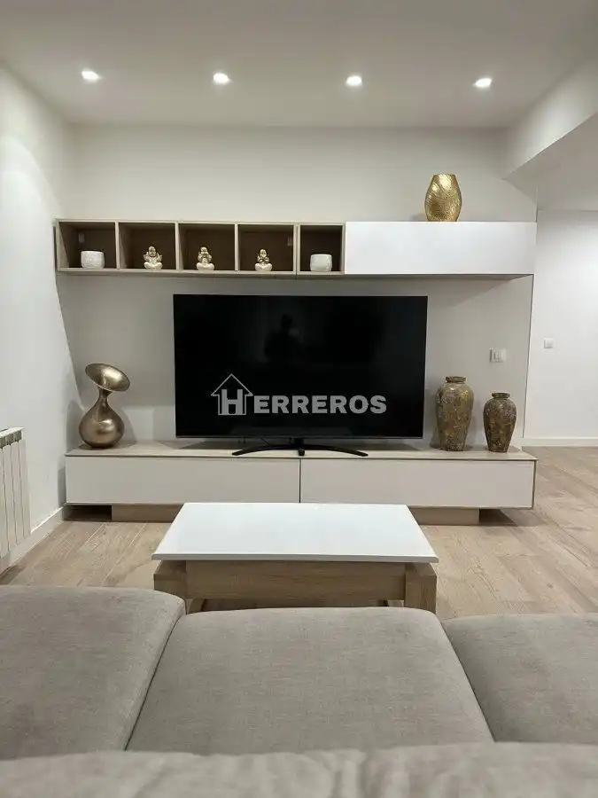 Sala d'estar de Apartament en venda en  Logroño amb Calefacció, Parquet i Moblat