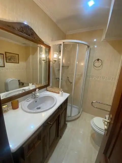 Badezimmer von Wohnung zum Verkauf in Vigo  mit Heizung, Parkett und Abstellraum